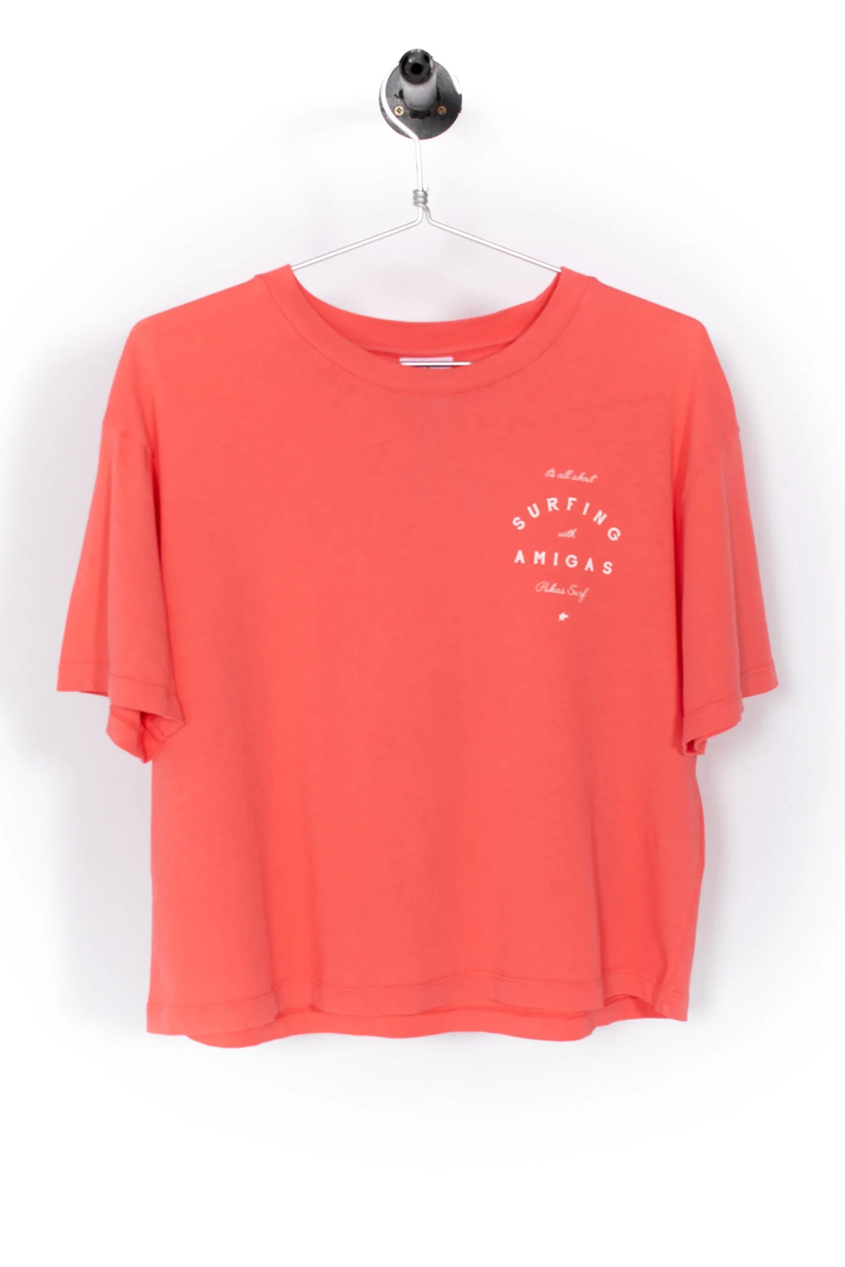 SURFING THE BASQUE COUNTRY - SURFING WITH AMIGAS TEE - CORAL
